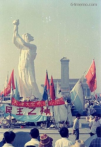 學生豎立的自由女神雕像。   圖 : 翻攝自64memo.com