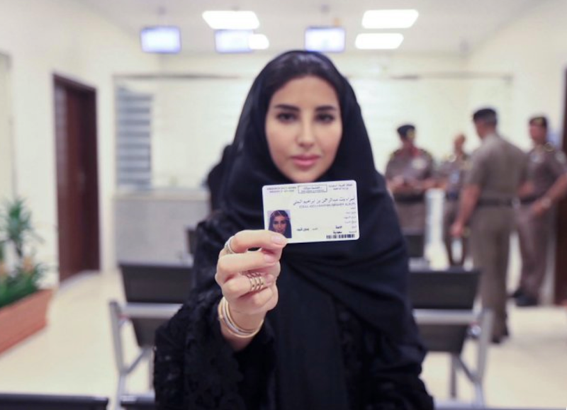 沙烏地阿拉伯4日發出有史以來的第1張女性駕照，預計3週後拿到駕照女性就可以正式上路。   圖：翻攝Women in the World推特