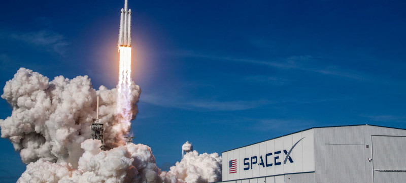 美國太空探索科技公司（SpaceX）將不依照先前宣布於今年送觀光客繞行月球，而是將計畫延至明年中。   圖 : 翻攝自spaceX.com