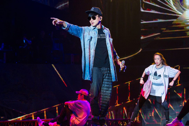 在南京演唱會上，林俊傑邀請粉絲在現場玩起《絕地求生》。   圖：翻攝自 林俊傑 臉書