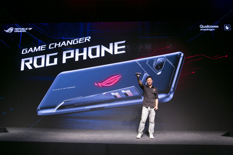 華碩今(5日)全新電競系列產品發表會中，展示ROG Phone是專為高效能手機遊戲而設計的創新性6吋智慧型手機。   圖：華碩公司提供