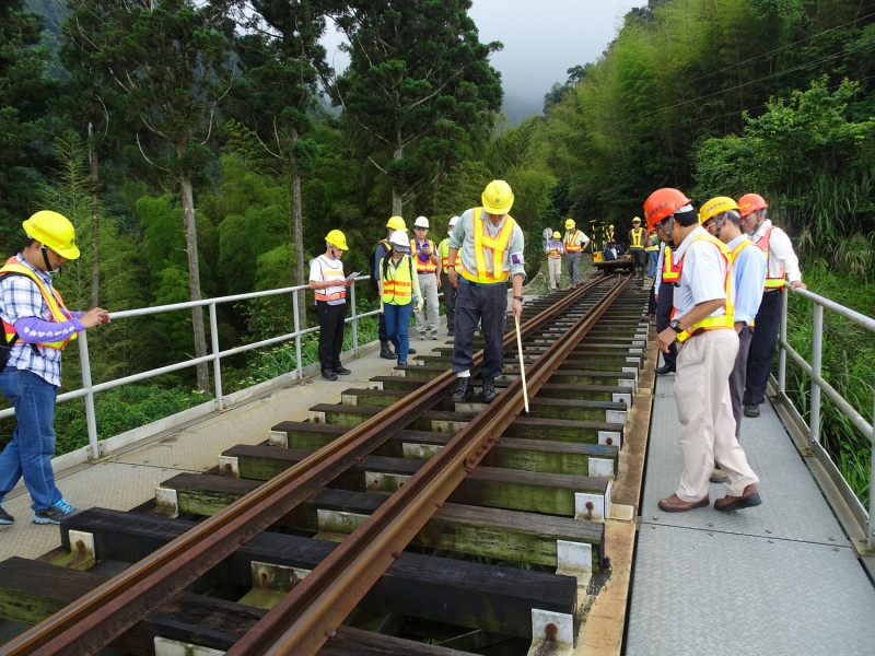 日本專家現場探勘阿里山鐵路。   圖 : 交通部/提供