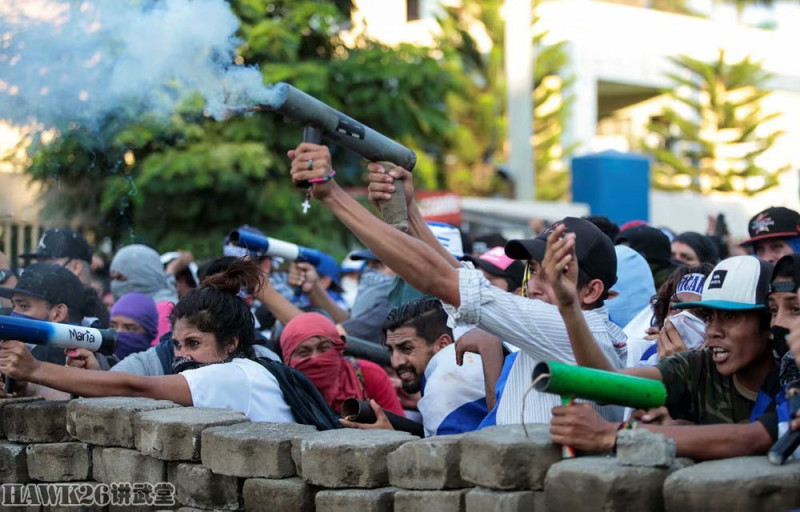 尼加拉瓜示威抗議者拿自製的迫擊砲攻擊鎮暴警察。   圖 : 翻攝自講武堂
