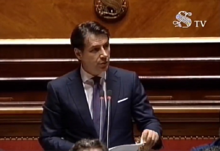 義大利新總理孔蒂今（5）日首度到國會發表政策演說，誓言將採取強硬路線，在歐盟內重新分配移民。   圖：翻攝Giuseppe Conte臉書直播影片