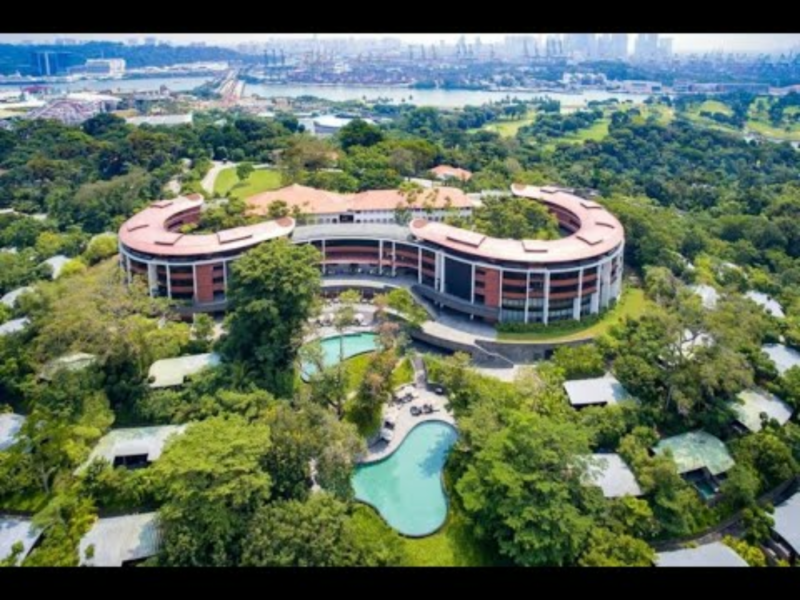 嘉佩樂酒店是帶有殖民風格、兼容亞洲風情的五星級酒店，兩棟建築物丹那美拉是新加坡法定保護古蹟，英國殖民時期，是英國政府官員在聖淘沙的開會場所。   圖：翻攝自Youtube
