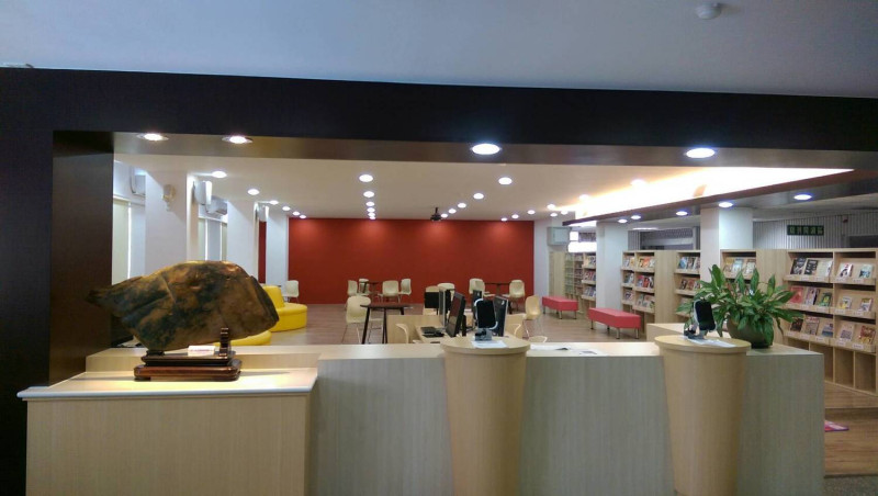 台中高工圖書館成為學校社區共讀站。   圖：台中市政府/提供