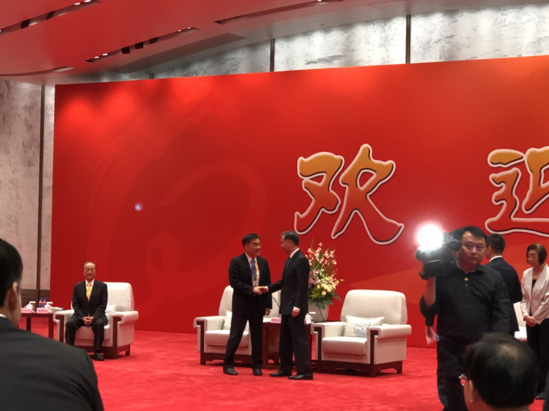 國民黨副主席郝龍斌與中共中央政治局常委、全國政協主席汪洋首次公開會晤。   圖：郝龍斌辦公室/提供