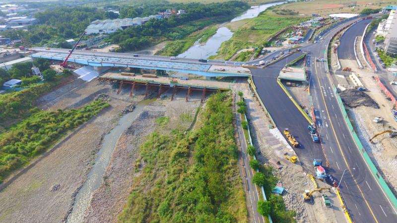 柑園橋目前施工狀況，6月8日起將進行交維改道，預計9月中旬完成吊裝。   圖：新北市政府工務局/提供