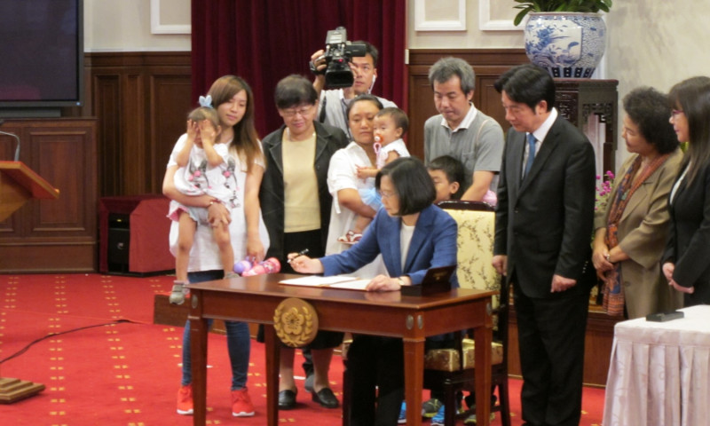 總統府6日首度舉辦兒少發展專戶法案簽署活動。   圖：林朝億/攝