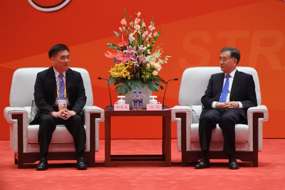 中國國民黨副主席郝龍斌（左）6日與中國全國政協主席汪洋（右）會面。汪洋說，台海形勢嚴峻複雜，兩岸關係何去何從令人關注。藉由這次會見，他想培養自己做好兩岸和平發展能力的機會。   圖：中央社
