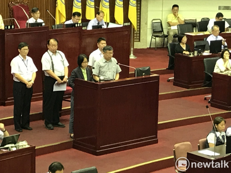 台北市長柯文哲、北農總經理吳音寧今日於台北市議會備詢。   圖：周煊惠 / 攝