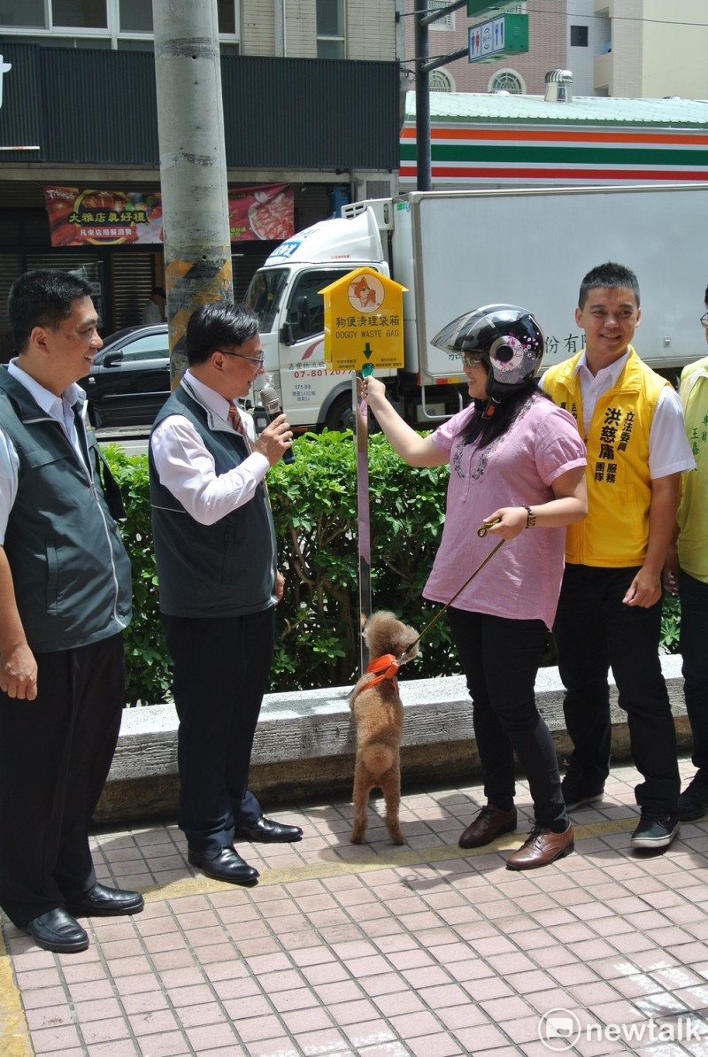 大雅區公所從禁止遛狗到歡迎攜帶寵物來洽公，成為友善寵物空間。   唐復年/攝 