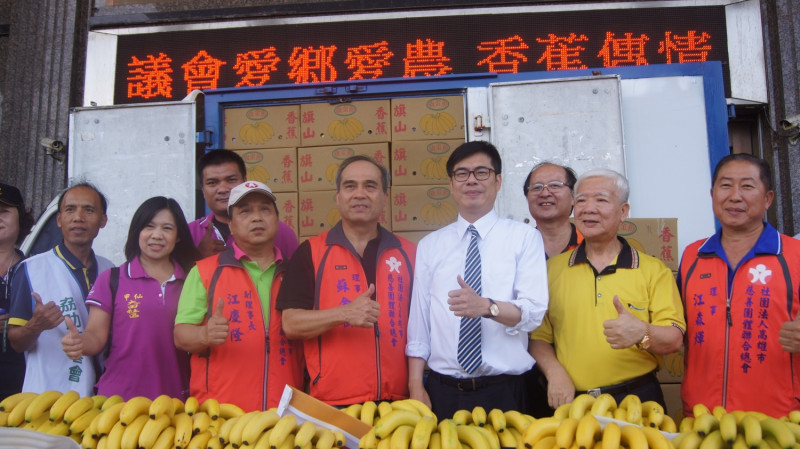 陳其邁出席高雄市議會舉辦的「愛鄉愛農、香蕉傳情」記者會活動。   圖/陳其邁辦公室
