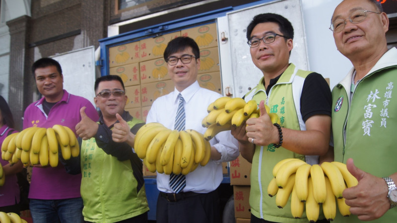 陳其邁與市議員一起促銷香蕉。   圖/陳其邁辦公室
