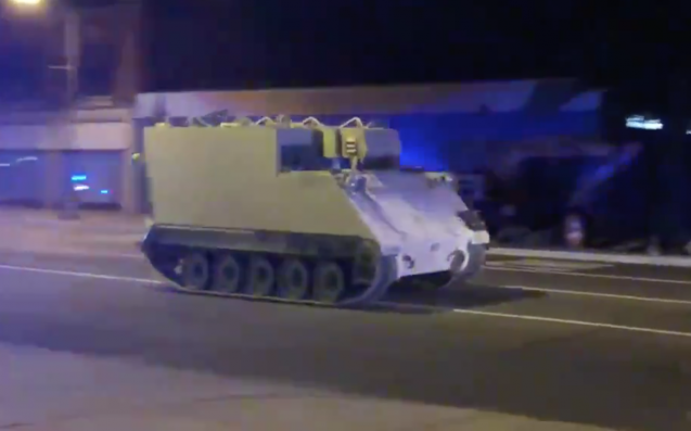 一名美國士兵將裝甲運兵車駕駛出基地，開上一般公路疾駛，讓警方在一條主要公路上追逐超過一個小時。   圖 : 翻攝自＠ParkerSlay89 twiter