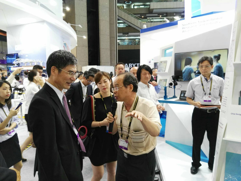 黃吉川(右)向陳良基(左)介紹超級電腦。   圖 : 成功大學/提供