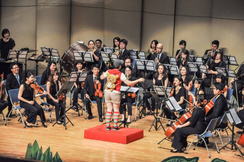 由 台灣藝術家交響樂團TASO與 表演家合作社攜手，結合音樂與戲劇呈現普羅高菲夫的作品「彼得與狼」，帶領親子一同進入跨領域的音樂藝術表演。   圖：翻攝自夏至藝術節-雲嘉嘉營劇場連線FB
