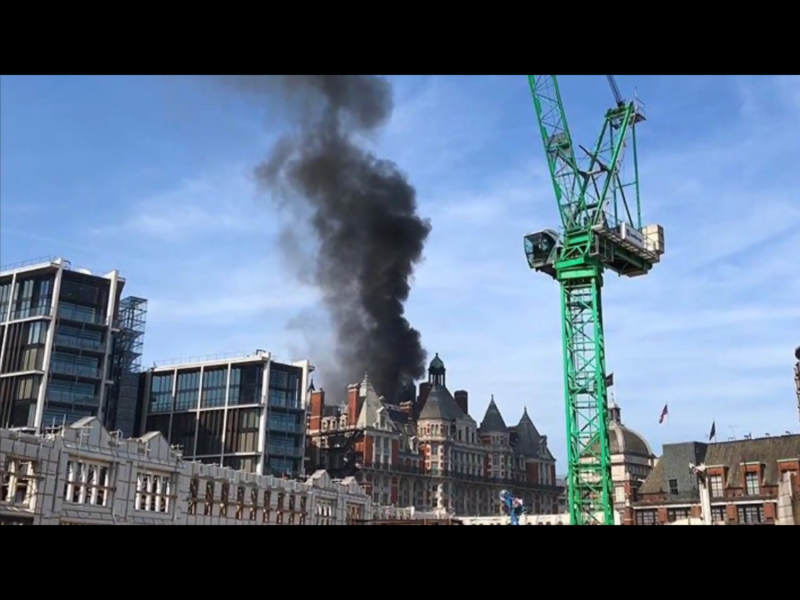 消防局發言人說：「整個倫敦巿中心都可看到大火引發的濃煙。火勢獲得控制後，火災調查員就會接手了解起火原因。」
   圖：翻攝自Youtube