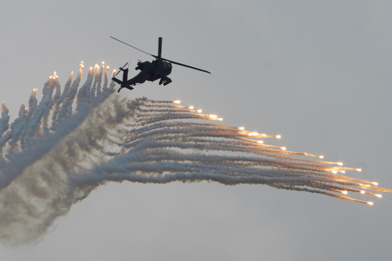 AH-64E攻擊後施放熱燄彈。   圖：張良一/攝