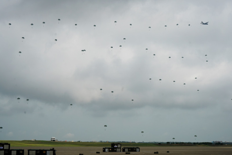 清泉崗空軍基地上空佈滿假想敵軍人員空降。   圖：張良一/攝