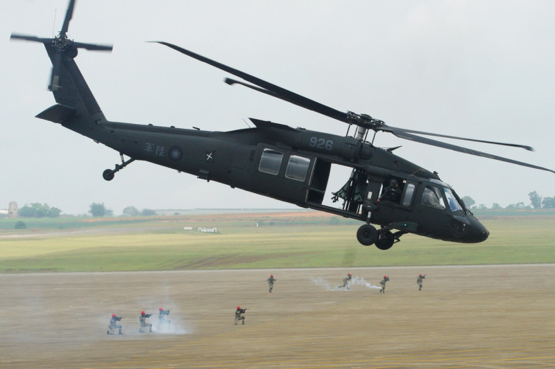假想敵搭乘UH-60M直昇機攻打清泉崗空軍基地。   圖：張良一/攝