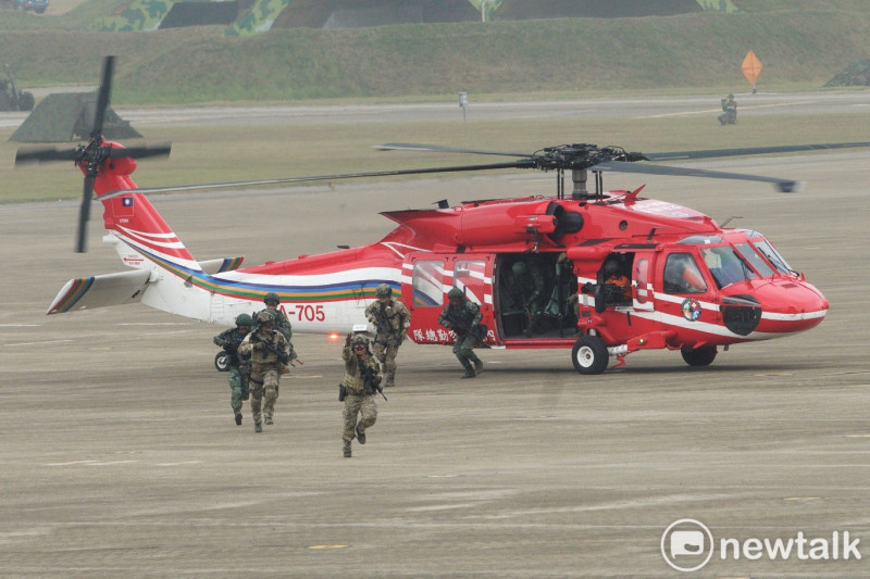 內政部空勤總隊也出動黑鷹直升機參與演練。   圖：張良一/攝