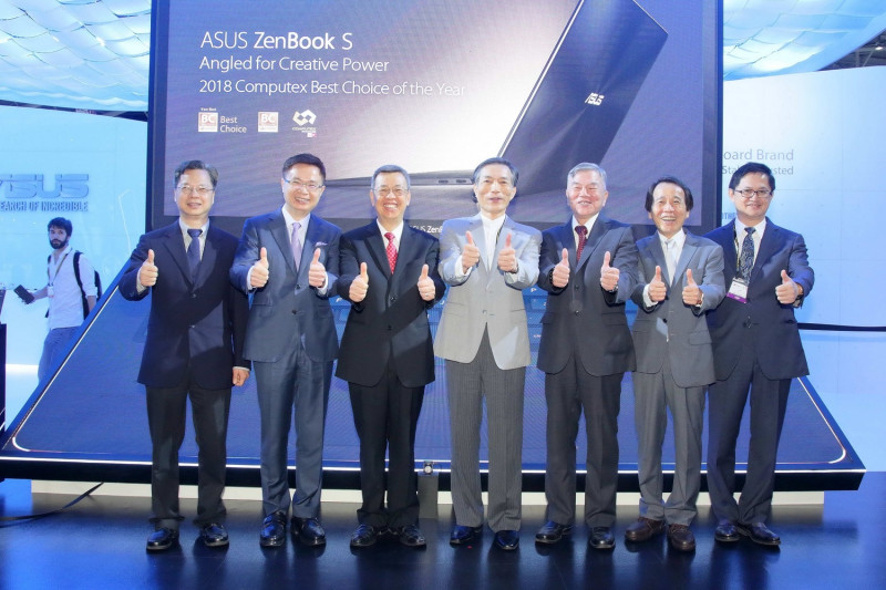副總統陳建仁至華碩COMPUTEX攤位體驗最新推出的筆記型電腦及電競手機等創新產品。   圖：華碩公司提供