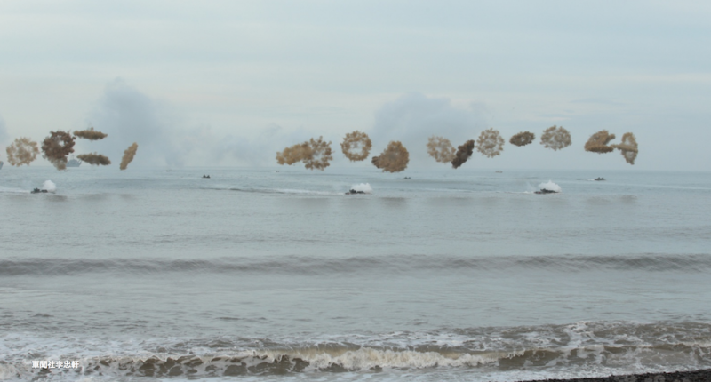 國軍「漢光34號」演習7日在屏東加祿堂海灘實施「聯合登陸作戰」操演，海軍陸戰隊AAV7兩棲突擊車於海面上發射煙霧彈，在煙霧掩護下進行搶灘登陸。   圖：翻攝自軍聞社