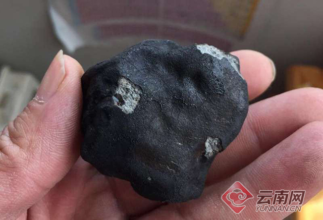 雲南西雙版納隕石墜落，當地民眾爭相搶拾待價而沽。   圖 : 翻攝自雲南網