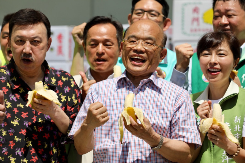 蘇貞昌和余天、新北議員要請民眾一起來「呷香蕉、作伙衝」。    圖:蘇貞昌競選辦公室/提供