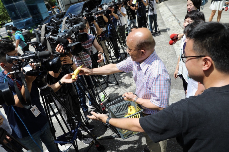蘇貞昌還親自分送給在場採訪媒體一人一根香蕉。   圖:蘇貞昌競選辦公室/提供