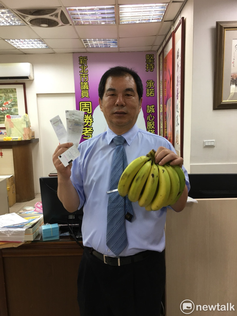 國民黨新北市議員周勝考9日舉辦捐發票換香蕉。   圖：王峻昌/攝                                                    