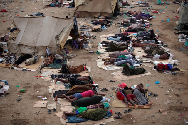 一艘載滿衣索比亞移民的船隻在葉門外海翻覆，造成46人溺斃，16人失蹤。圖為2013年衣索比亞難民在葉門露天挨餓的情況。   圖：達志影像/路透社