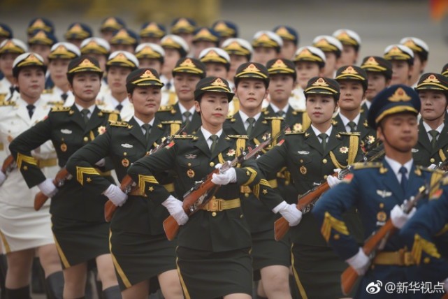 中共人民解放軍三軍儀仗隊新增55名女兵組成的方陣，昨天在北京人民大會堂東門外廣場首度亮相。   圖 : 翻攝自新華視頻