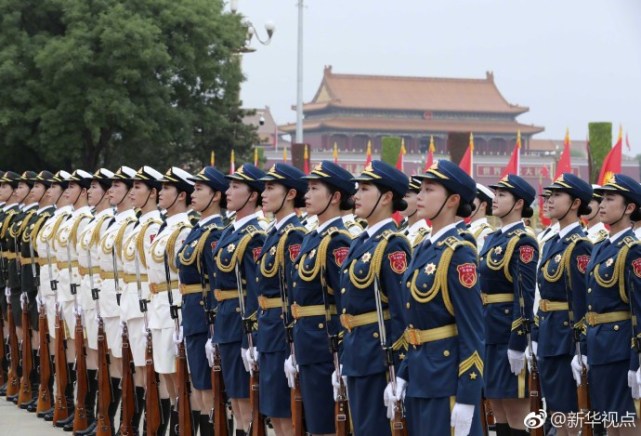 中共人民解放軍三軍儀仗隊新增55名女兵組成的方陣，昨天在北京人民大會堂東門外廣場首度亮相。   圖 : 翻攝自新華視頻