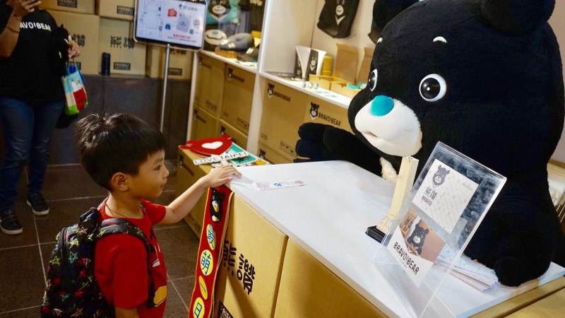 台北市吉祥物熊讚推出第二波限量熊讚簽名明信片，在主題館內引起搶購新熱潮。   圖：台北市觀光傳播局提供
