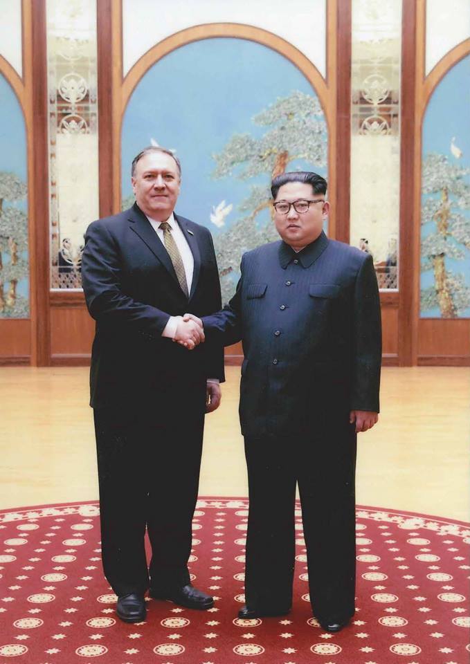 美國國務卿蓬佩奧（左）透露，他4月訪問朝鮮時，金正恩親口向他表示準備無核化。   圖：翻攝白宮臉書
