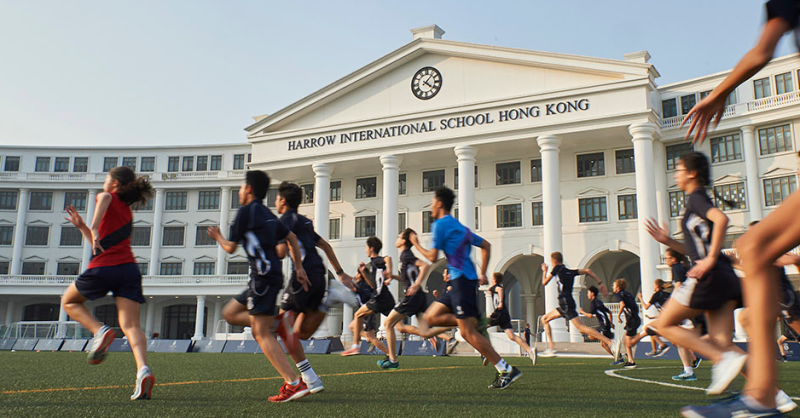 英國著名學府哈羅香港國際學校提供英式獨立學校教育，該校有幼稚園至中學13年的學生。   圖：翻攝哈羅香港國際學校官網