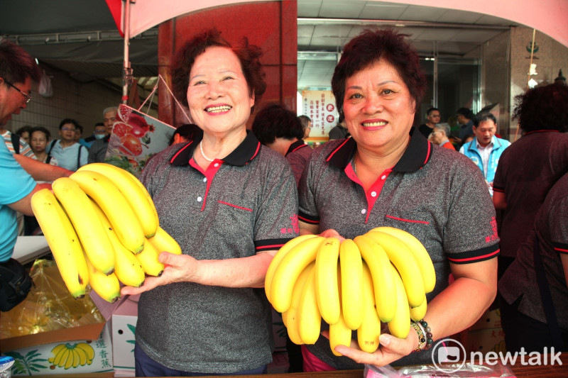 嘉義香蕉又大又漂亮，兩串促銷價100元，民眾排隊搶購。   圖：林昀真/攝