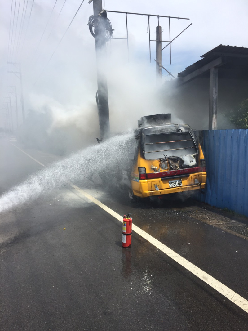 新坡分隊消防人員迅速撲滅火勢，但駕駛已明顯死亡。至於車輛自撞原因，警方及火調人員調查中。   圖:桃園市政府消防局/提供