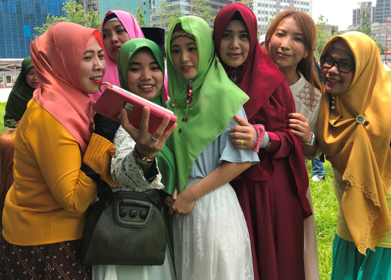 穆斯林旅客到大安森林公園感受台北的熱情。   圖：台北市觀傳局提供
