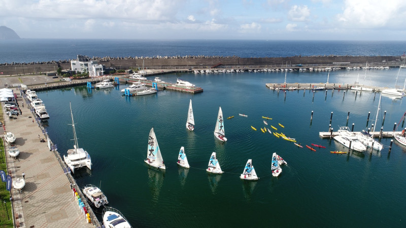 「2018基隆星晨碼頭精緻遊艇展」在碼頭泊區展示8艘遊艇、7艘帆船、20艘獨木舟，港內更有近百艘遊艇停泊。   圖：基隆市政府／提供