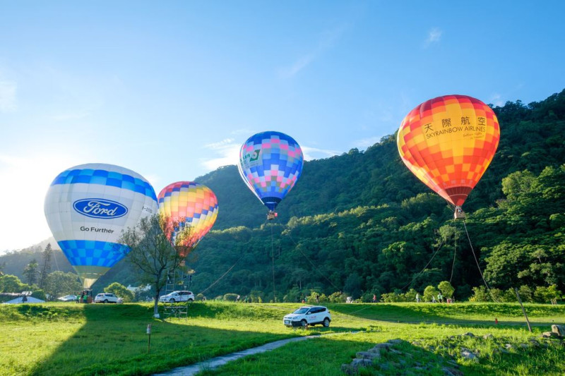 桃園市一年一度的熱氣球嘉年華來臨，從 6月23日至7月1日這段時間，可以搭乘熱氣球升空，感受壯麗景色！   圖：桃園觀光導覽網／提供