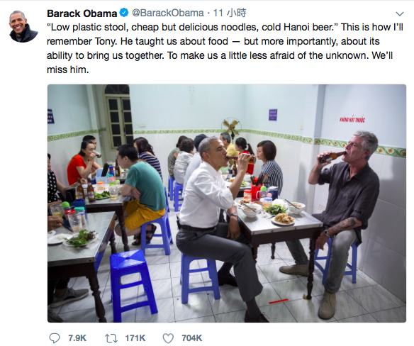 「塑膠矮凳，平價卻美味的米線，沁涼的河內啤酒。這是我將會如何的記得Tony」美國前總統歐巴馬推文紀念已故的美食節目主持人波登。   圖：翻攝歐巴馬推特