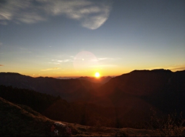合歡山雖不然是台灣最高的山，但春夏秋冬皆有美景可捕捉，尤其日出日落更是不少攝影玩家的必拍景緻。   圖：翻攝自《TripleFeet》FB