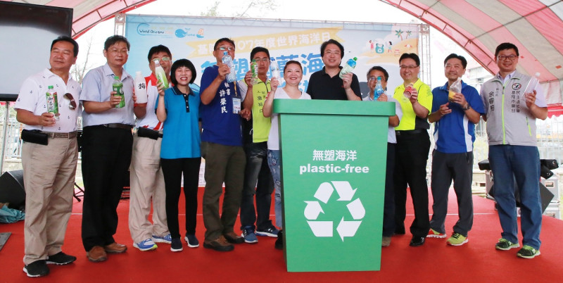 基隆市長林右昌也呼籲大家身體力行做環保，正視塑膠製品對海洋生態的影響。   圖：基隆市環保局/提供