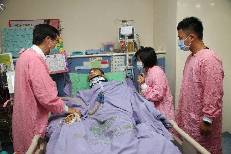 國防部長嚴德發9日前往臺中童綜合醫院瞭解秦良丰目前的復原情形。   圖：軍聞社提供