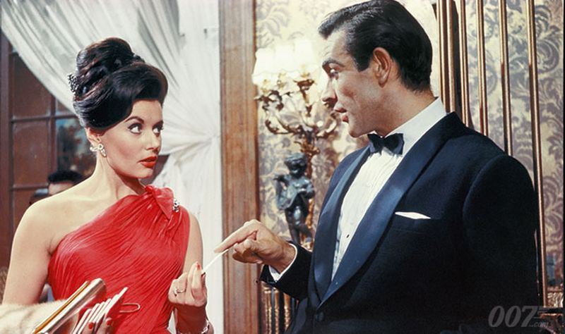 英國演員烏妮絲蓋森（左）曾於1962年首部007電影「第七號情報員」（Dr. No）及1963年「第七號情報員續集」飾演龐德女郎。   （圖取自007官網www.007.com）