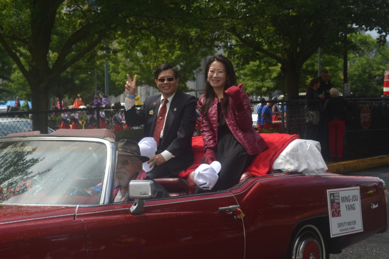 陳菊市府時代的副市長楊明州（左），還曾率領高雄市代表隊參與全美第二大的波特蘭玫塊花車遊行、行銷高雄。   圖：高雄市政府/提供（資料照片）