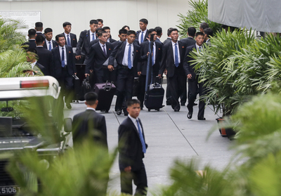 北韓領導人金正恩10日飛抵新加坡。北韓維安人員10日下午帶著行李及維安設備，抵達外傳金正恩可能下榻的瑞吉酒店。   圖：中央社